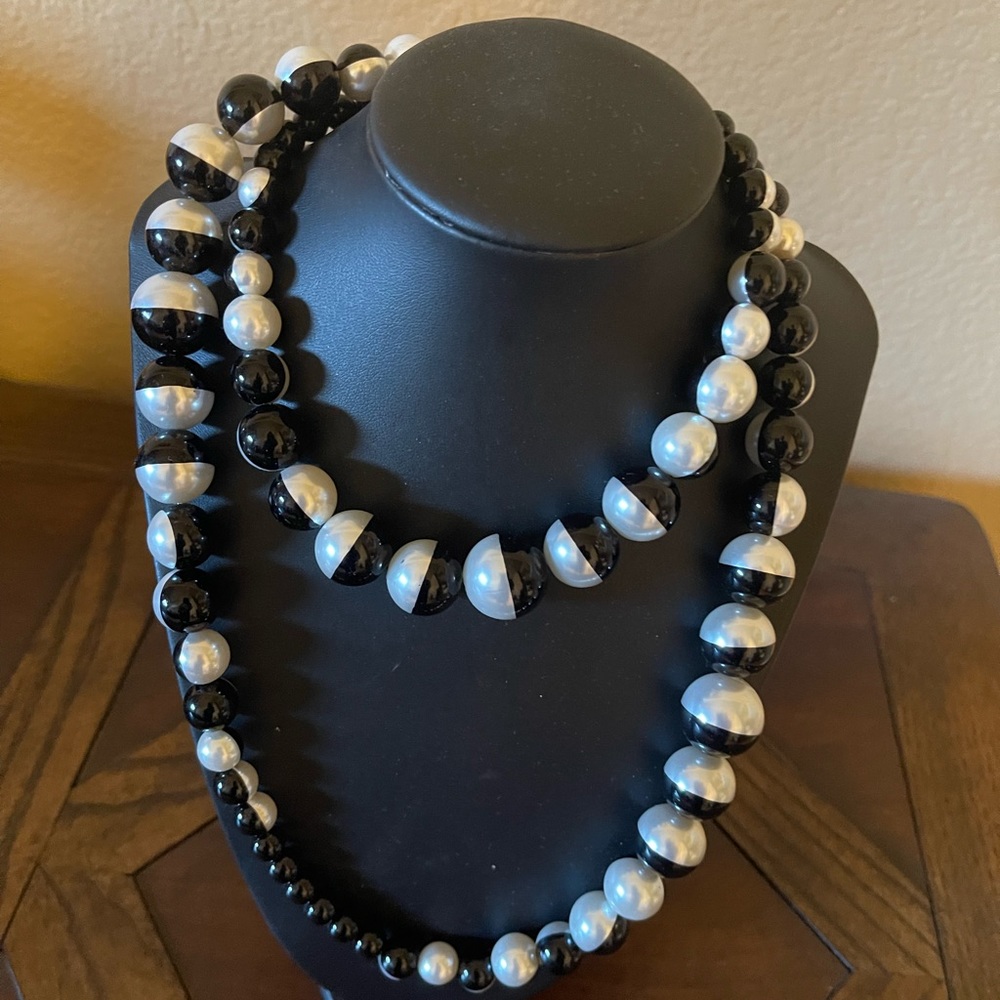 Black & White Fashion Pearl Necklace 18”
